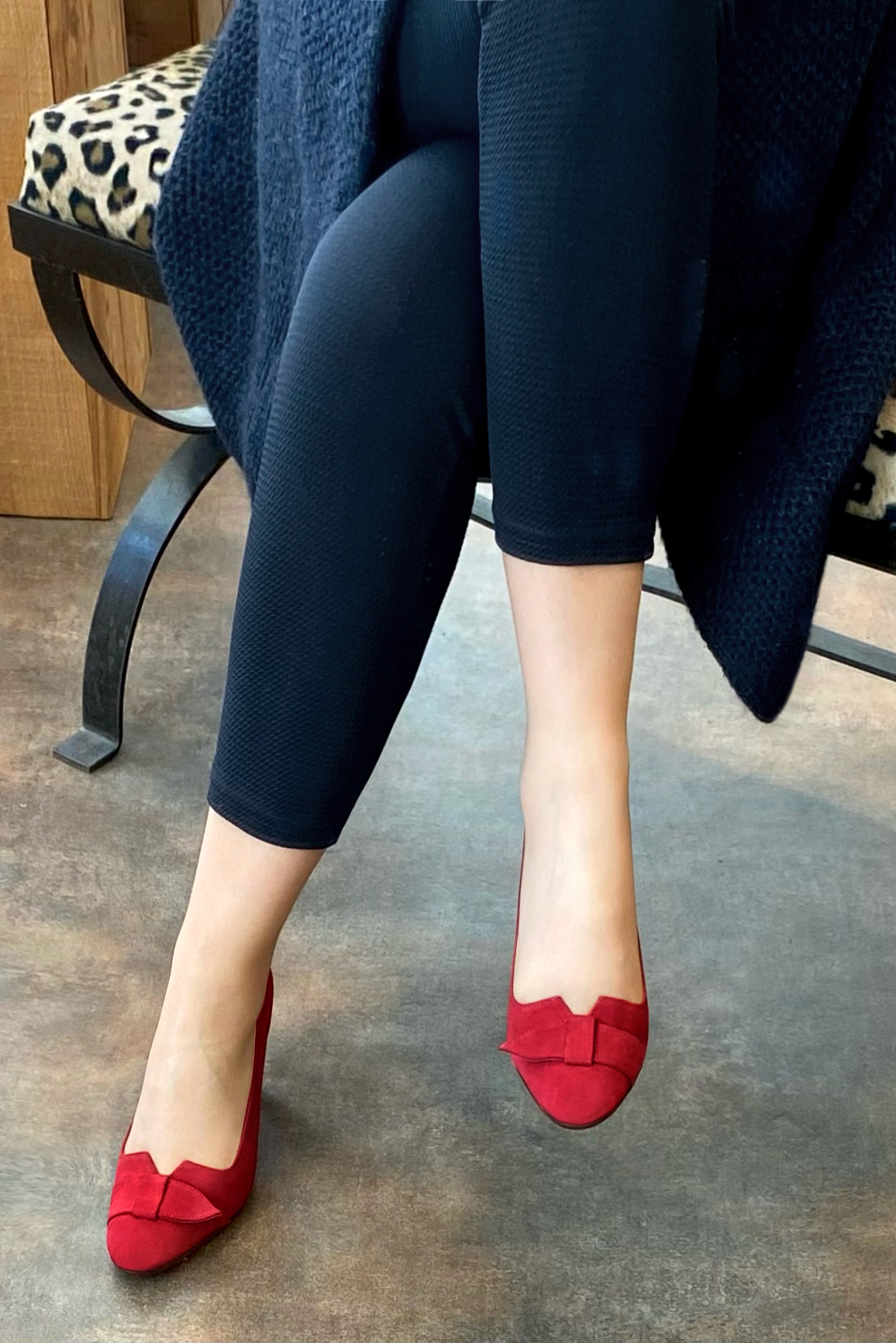 Cardinal red women's dress pumps, with a knot on the front. Round toe. High slim heel. Worn view - Florence KOOIJMAN